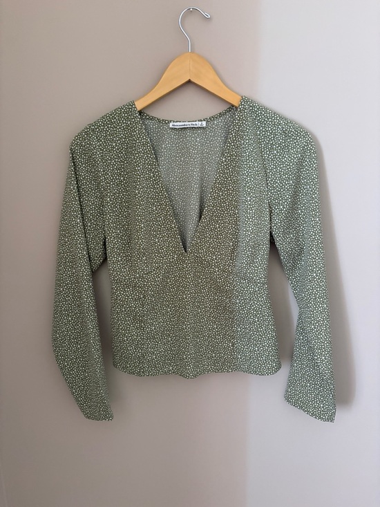 Abercrombie & Fitch Tops - Abercrombie & Fitch Olive Green V-Neck Long Sleeve Top Size Small